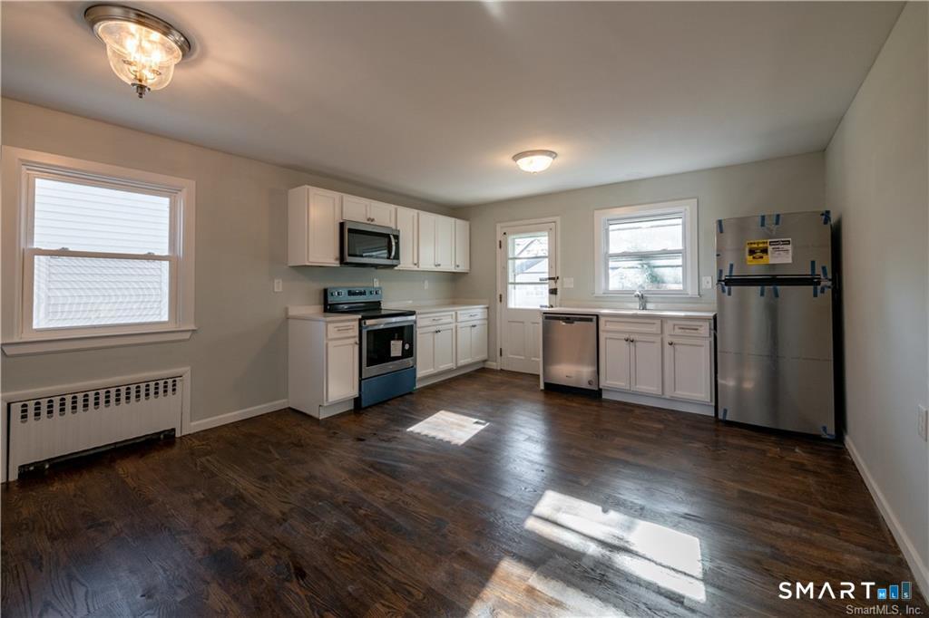 927 Birmingham Street Bridgeport, CT 06606 - Photo 5 of 27