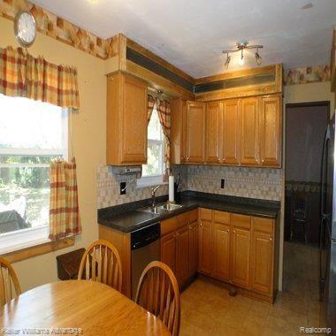19306 Wedgewood Road Riverview, MI 48193 - Photo 2 of 23 kitchen.jpg