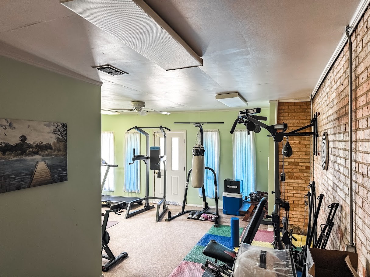 552 East Commerce Street Fairfield, TX 75840 - Photo 16 of 20 a view of a room with gym equipment