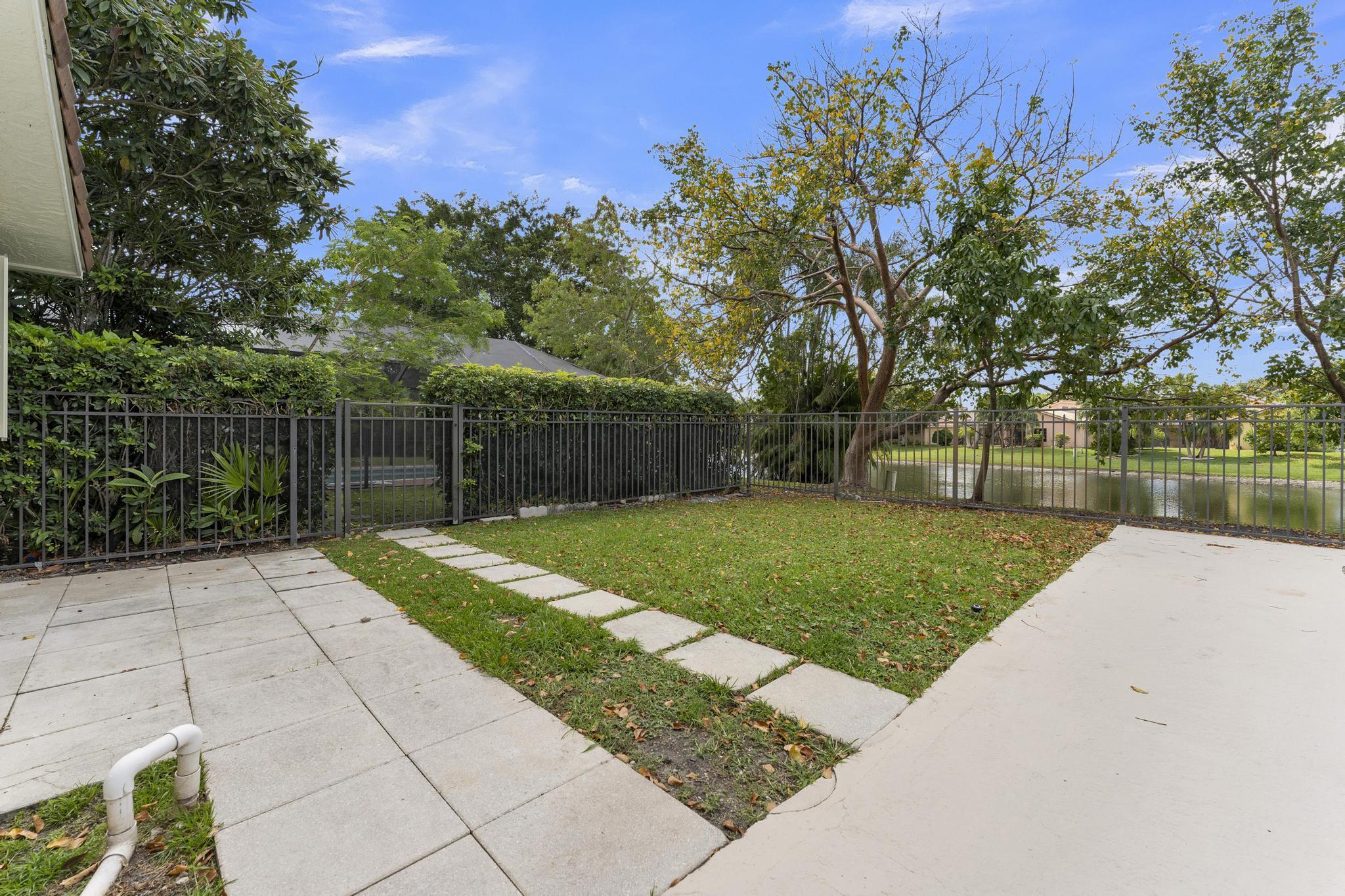 10084 Camelback Lane Boca Raton, FL 33498 - Photo 15 of 18 39