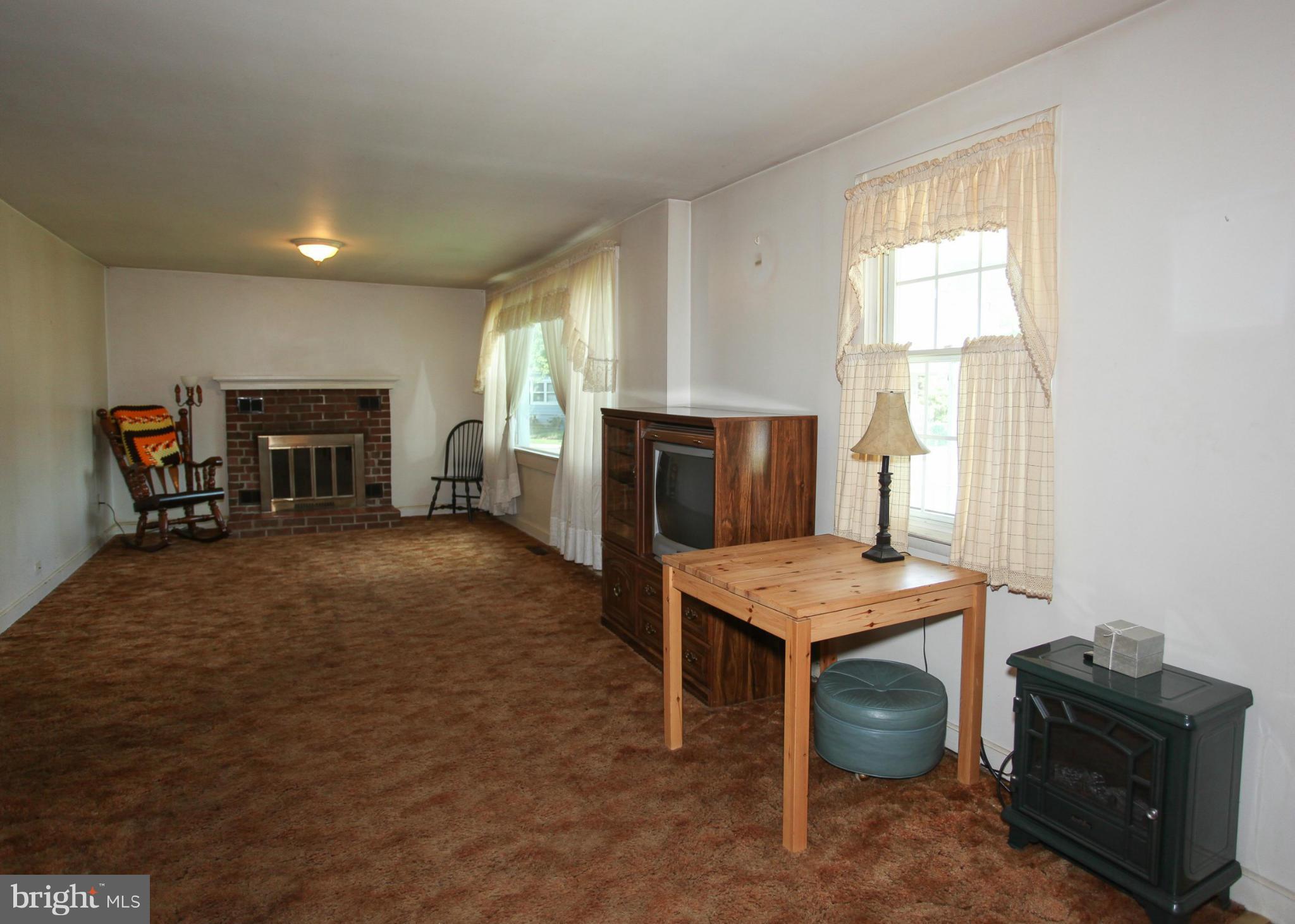1709 Burnham Road Baltimore, MD 21222 - Photo 6 of 28 Living Room