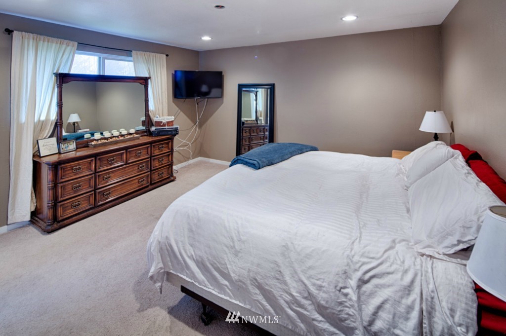 18949 Mountain View Road Northeast Duvall, WA 98019 - Photo 8 of 20 Gallery Image 8