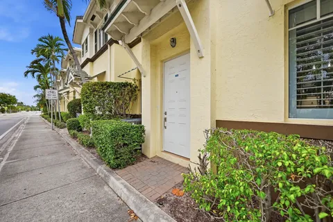 $450,000 | 518 North Federal Highway, Unit 14, Lake Worth, FL 33460