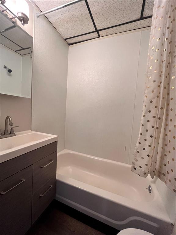 507 Harmony Avenue, Unit 1R Rochester, PA 15074 - Photo 16 of 18 a bathroom with a sink and a bathtub