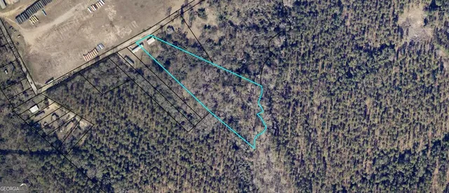 a view of entryway with a yard