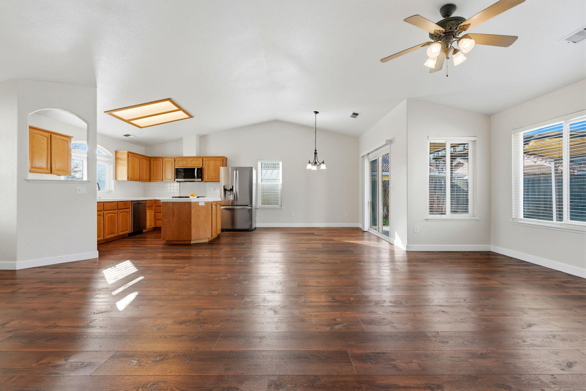 952 Scotland Street Lemoore, CA 93245 - Photo 22 of 53 Kitchen