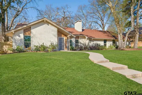 a view of a house with a yard