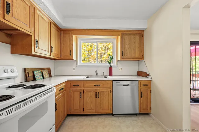 $227,000 | 171 New Britain Avenue, Unit 171, Farmington, CT 06085