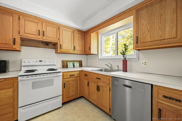 $227,000 | 171 New Britain Avenue, Unit 171, Farmington, CT 06085