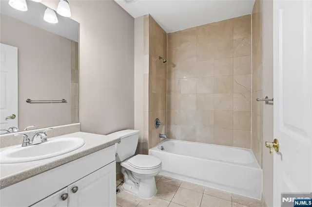 $3,225 | 905 River Road, Unit 200, Edgewater, NJ 07020