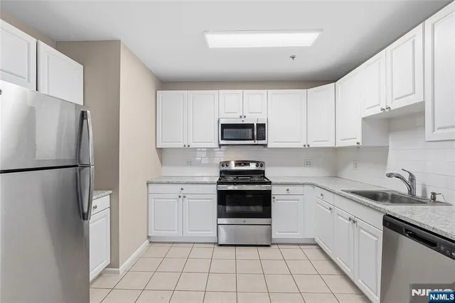 $3,225 | 905 River Road, Unit 200, Edgewater, NJ 07020