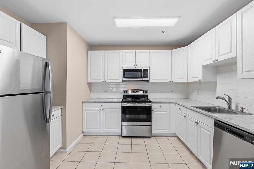 905 River Road, Unit 200 Edgewater, NJ 07020 - Photo 3 of 16