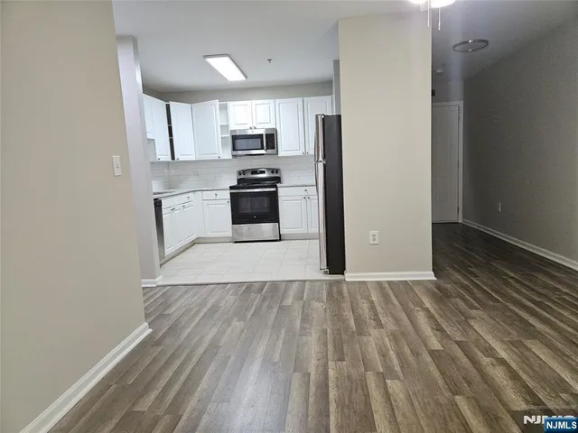 $3,225 | 905 River Road, Unit 200, Edgewater, NJ 07020