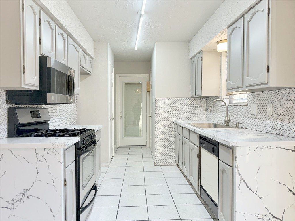 12715 Middlesbrough Lane Houston, TX 77066 - Photo 11 of 38