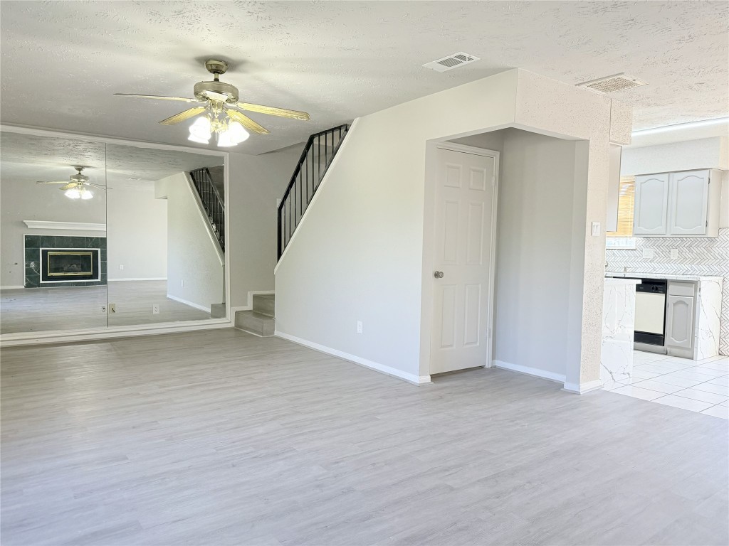 12715 Middlesbrough Lane Houston, TX 77066 - Photo 14 of 38 Living room
