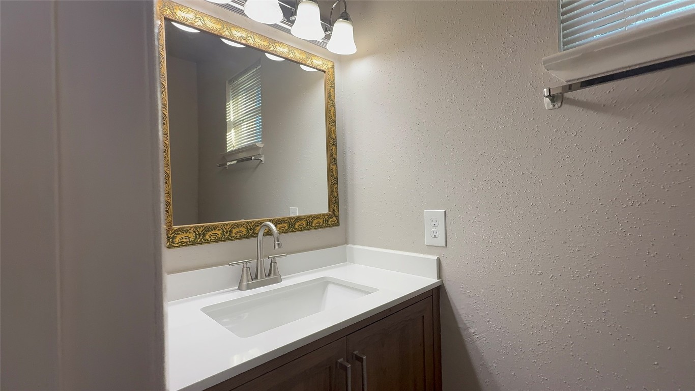 12715 Middlesbrough Lane Houston, TX 77066 - Photo 15 of 38 Half bath