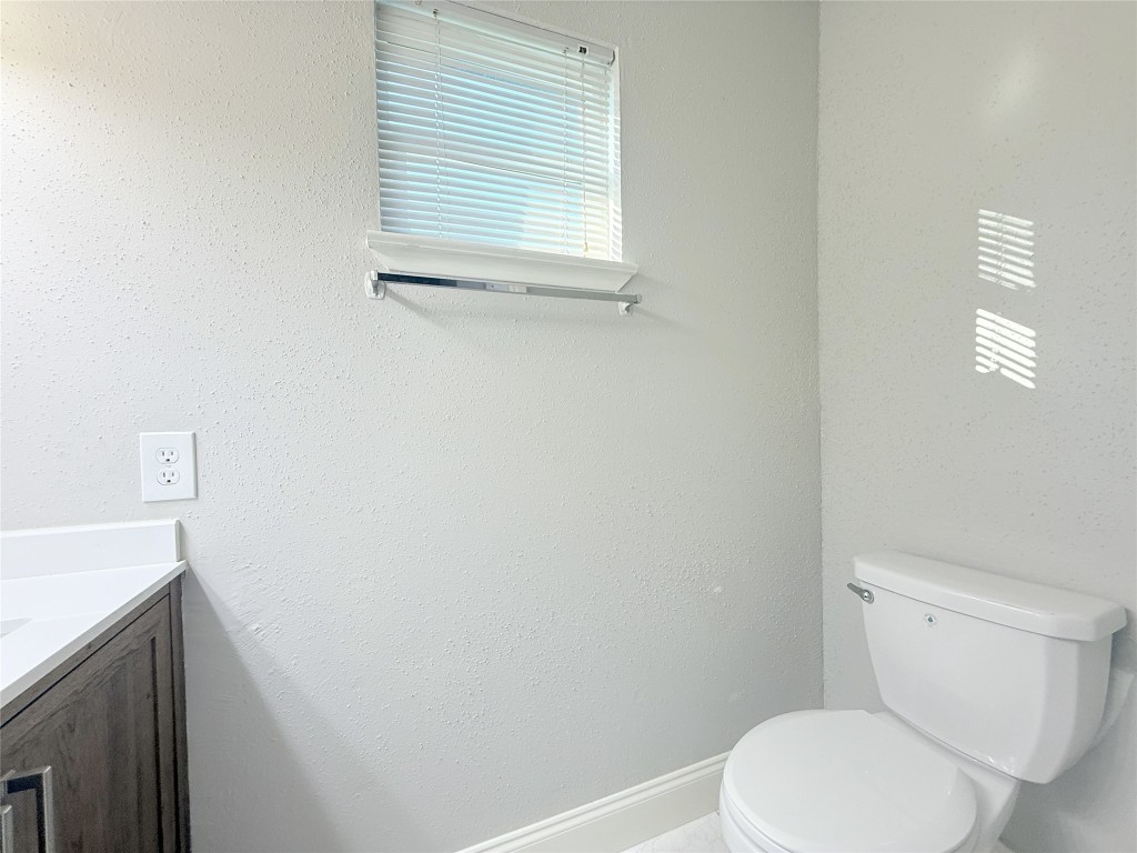 12715 Middlesbrough Lane Houston, TX 77066 - Photo 16 of 38 Half bath