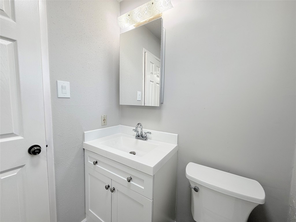 12715 Middlesbrough Lane Houston, TX 77066 - Photo 30 of 38 Full Bathroom