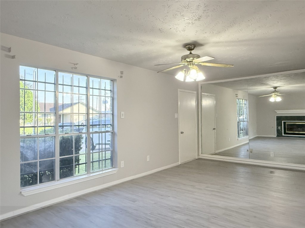 12715 Middlesbrough Lane Houston, TX 77066 - Photo 3 of 38 Living area