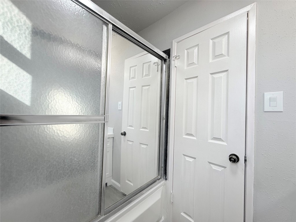 12715 Middlesbrough Lane Houston, TX 77066 - Photo 31 of 38 Full bathroom