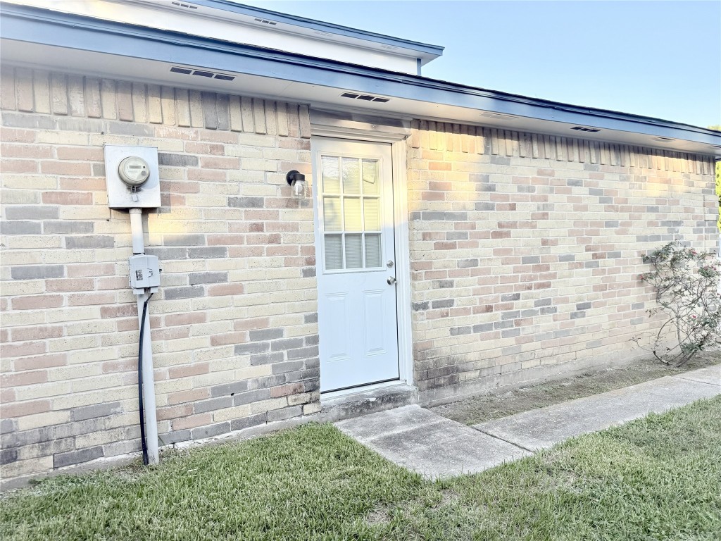 12715 Middlesbrough Lane Houston, TX 77066 - Photo 36 of 38 Side door to the garage