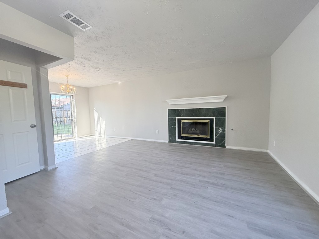 12715 Middlesbrough Lane Houston, TX 77066 - Photo 5 of 38 Living room