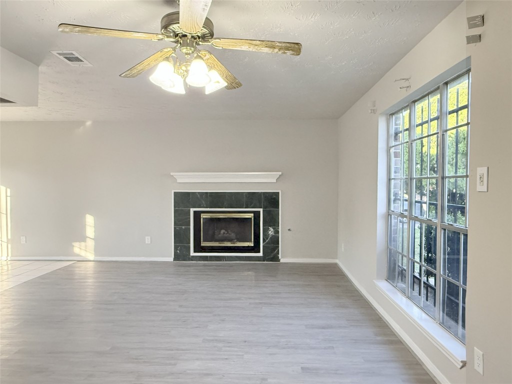 12715 Middlesbrough Lane Houston, TX 77066 - Photo 7 of 38 Living room