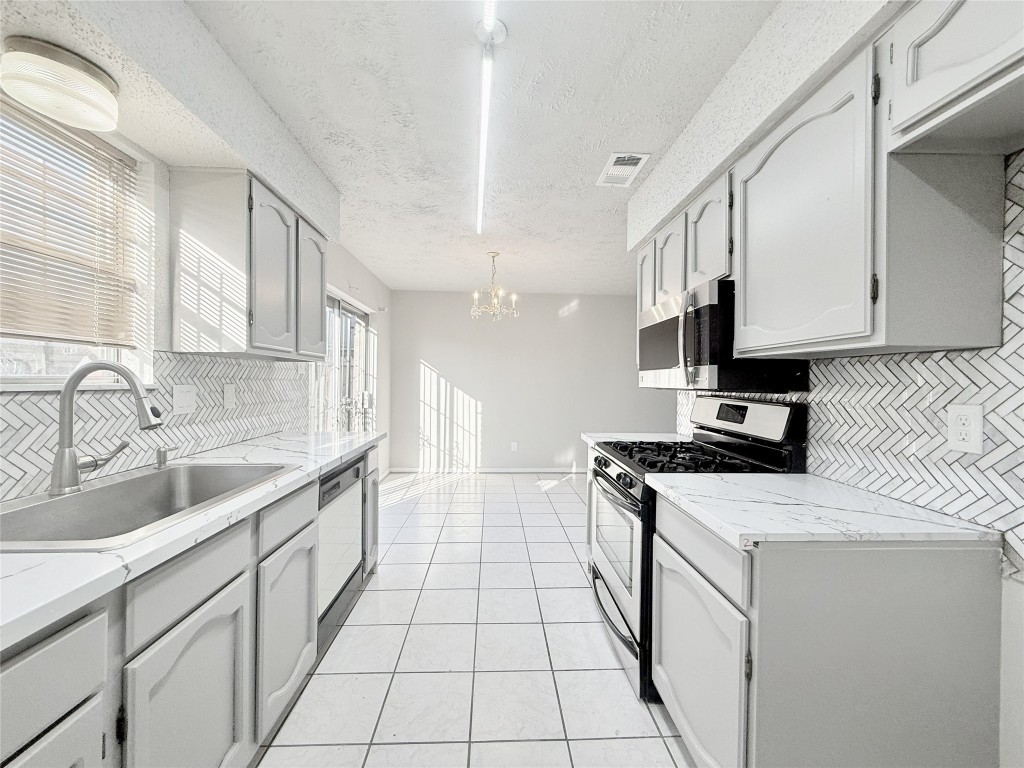 12715 Middlesbrough Lane Houston, TX 77066 - Photo 8 of 38 Kitchen
