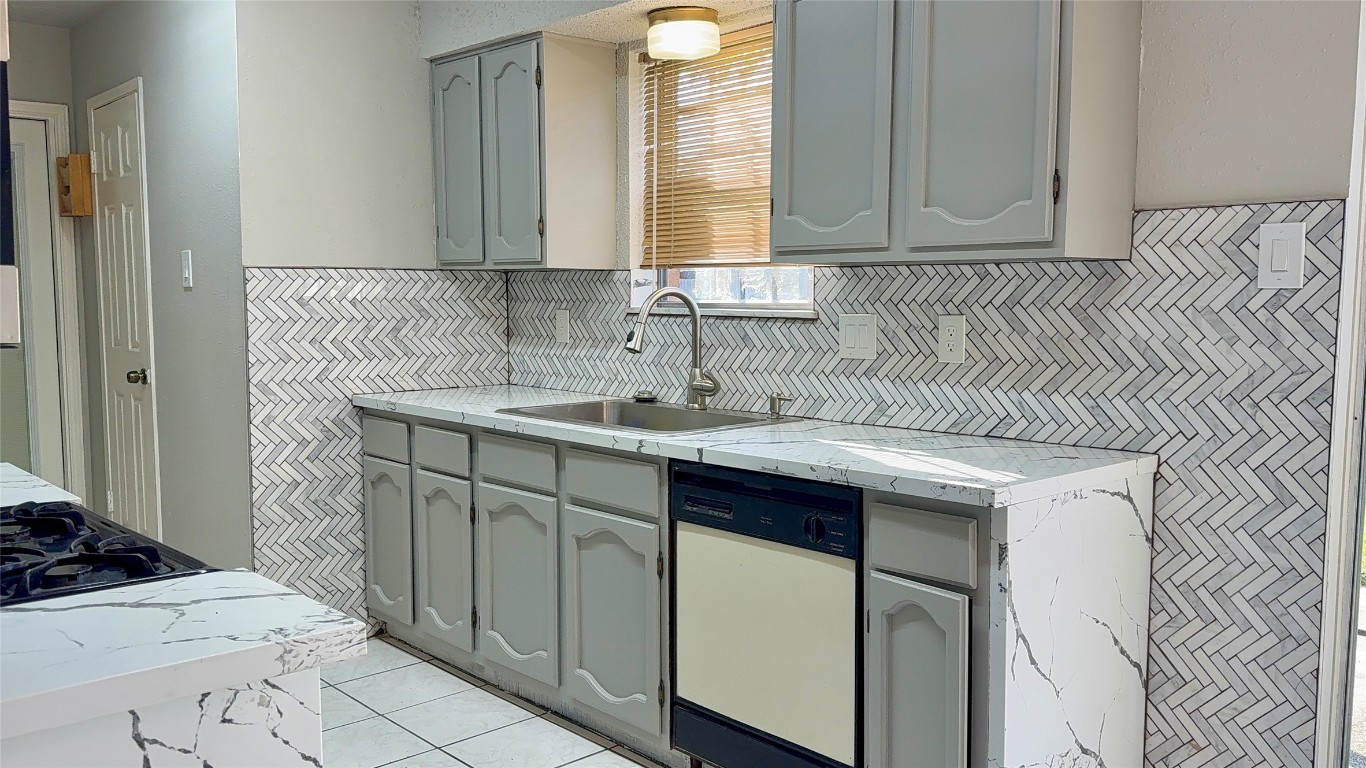 12715 Middlesbrough Lane Houston, TX 77066 - Photo 9 of 38 Kitchen