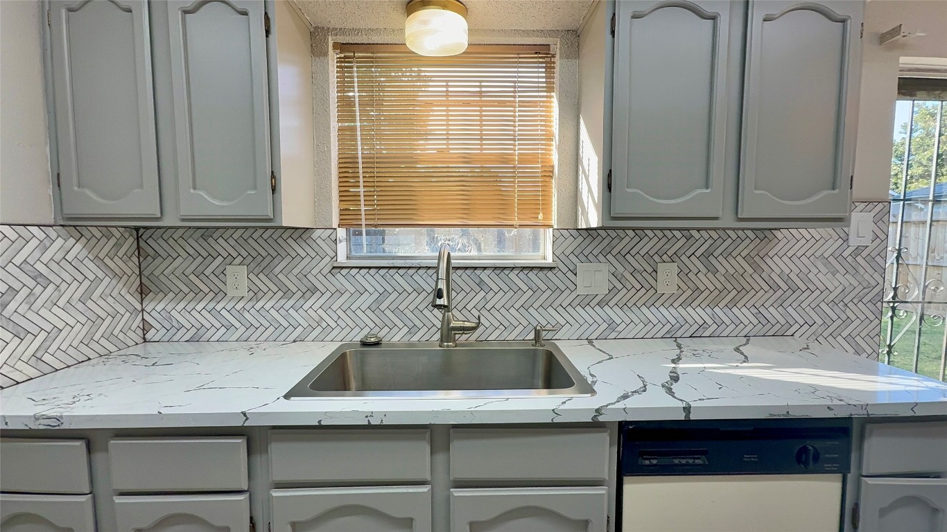 12715 Middlesbrough Lane Houston, TX 77066 - Photo 10 of 38