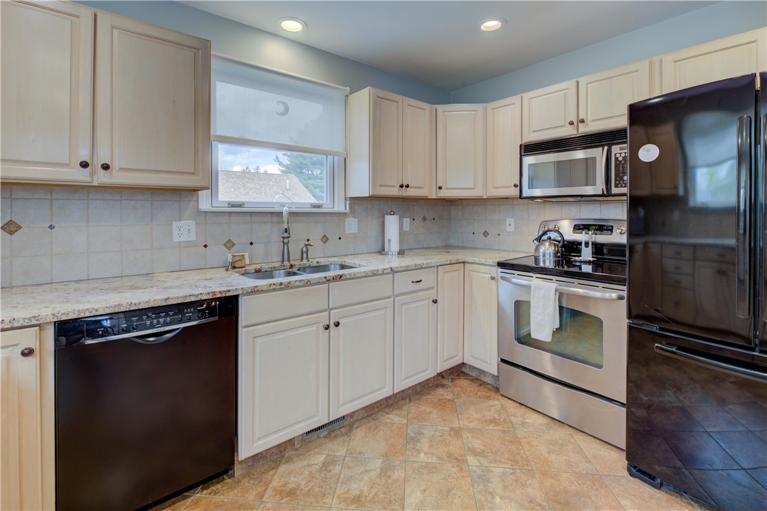 110 Lake View Road Cranston, RI 02920 - Photo 11 of 30