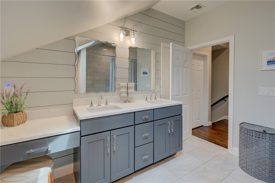 110 Lake View Road Cranston, RI 02920 - Photo 18 of 30 2nd Level Full Bathroom