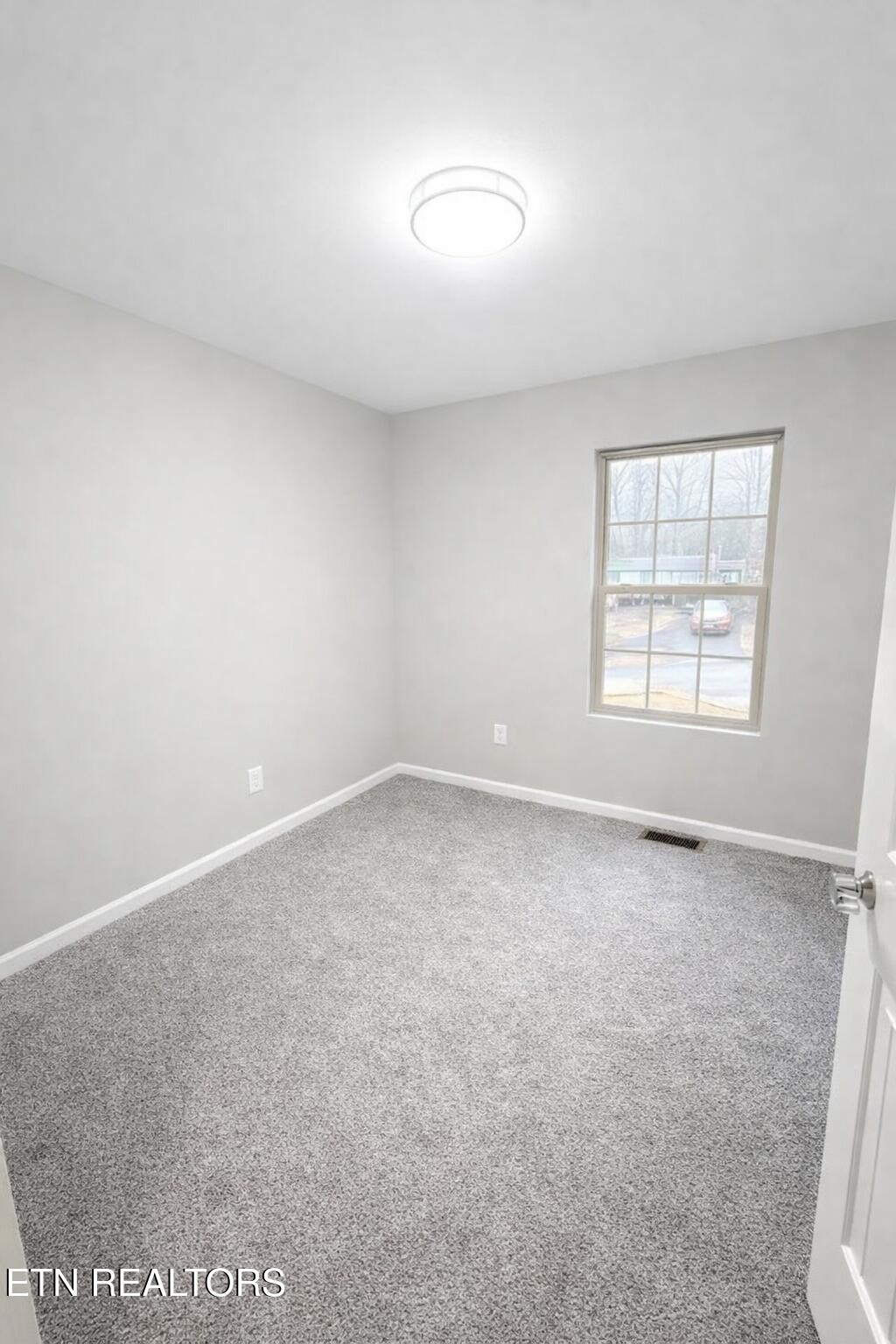 501 Hillcrest Street Clinton, TN 37716 - Photo 5 of 8 an empty room with a window