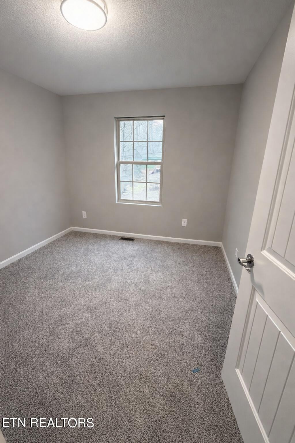 501 Hillcrest Street Clinton, TN 37716 - Photo 7 of 8 an empty room with a window