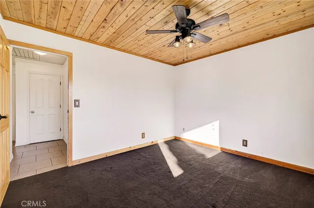 a view of empty room with ceiling fan
