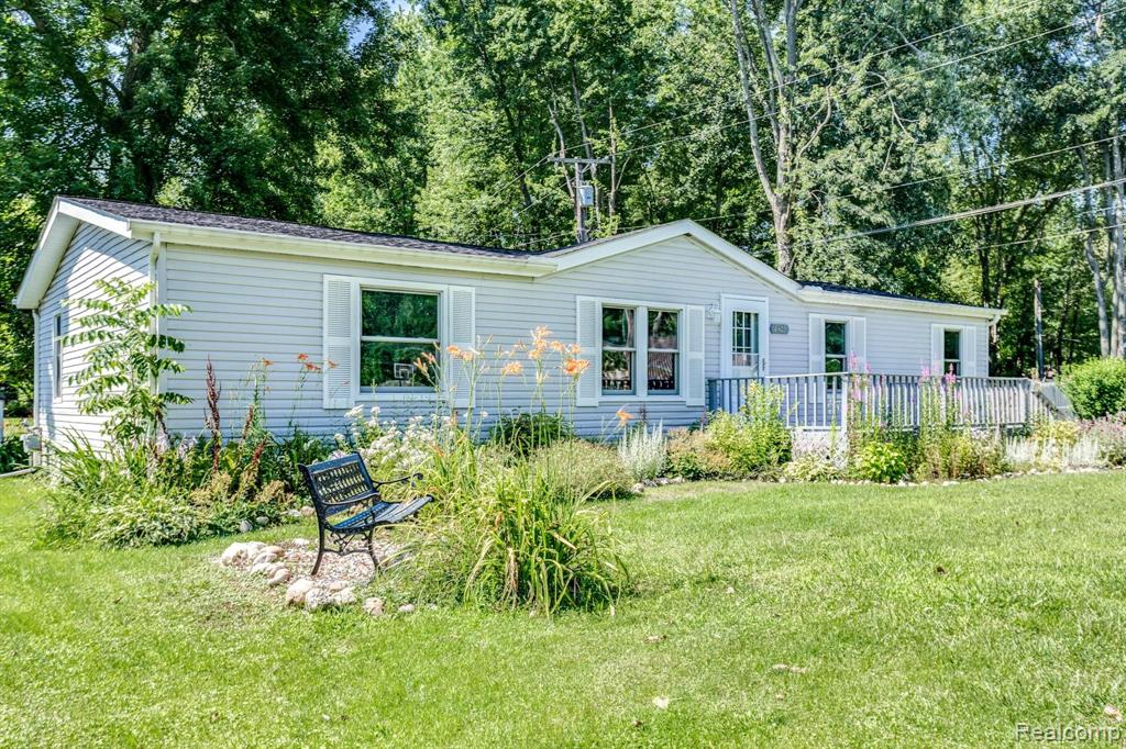 3813 Pine Road Fort Gratiot, MI 48059 - Photo 2 of 25