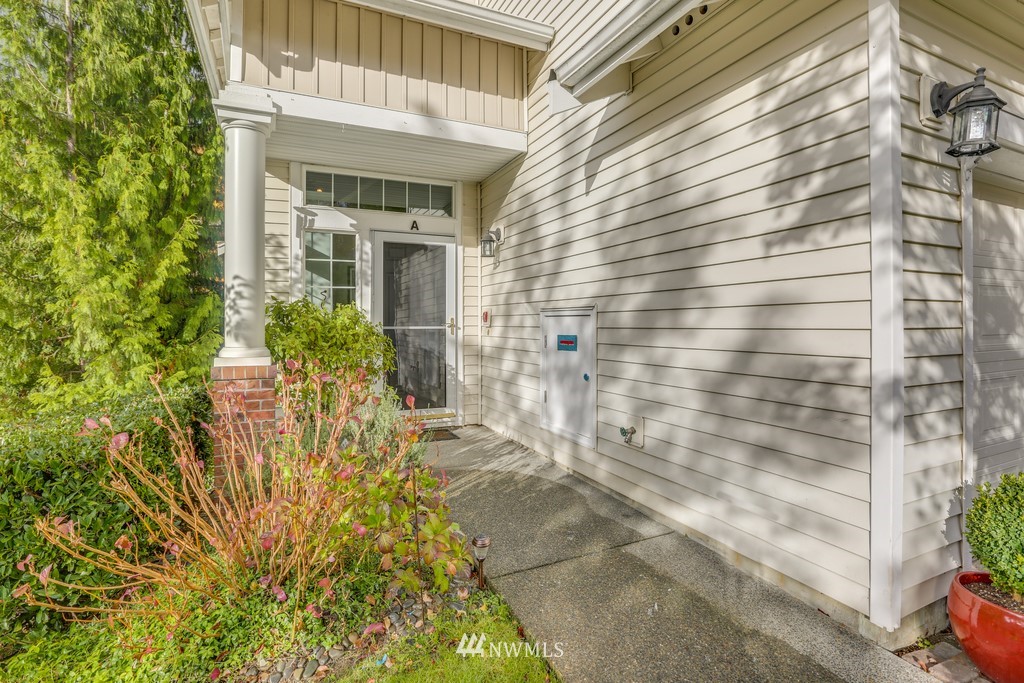 102 South 49th Street, Unit A Renton, WA 98055 - Photo 4 of 35 a front view of a house with a garden