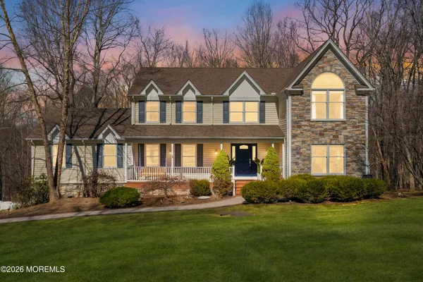 a picture of a book shelf