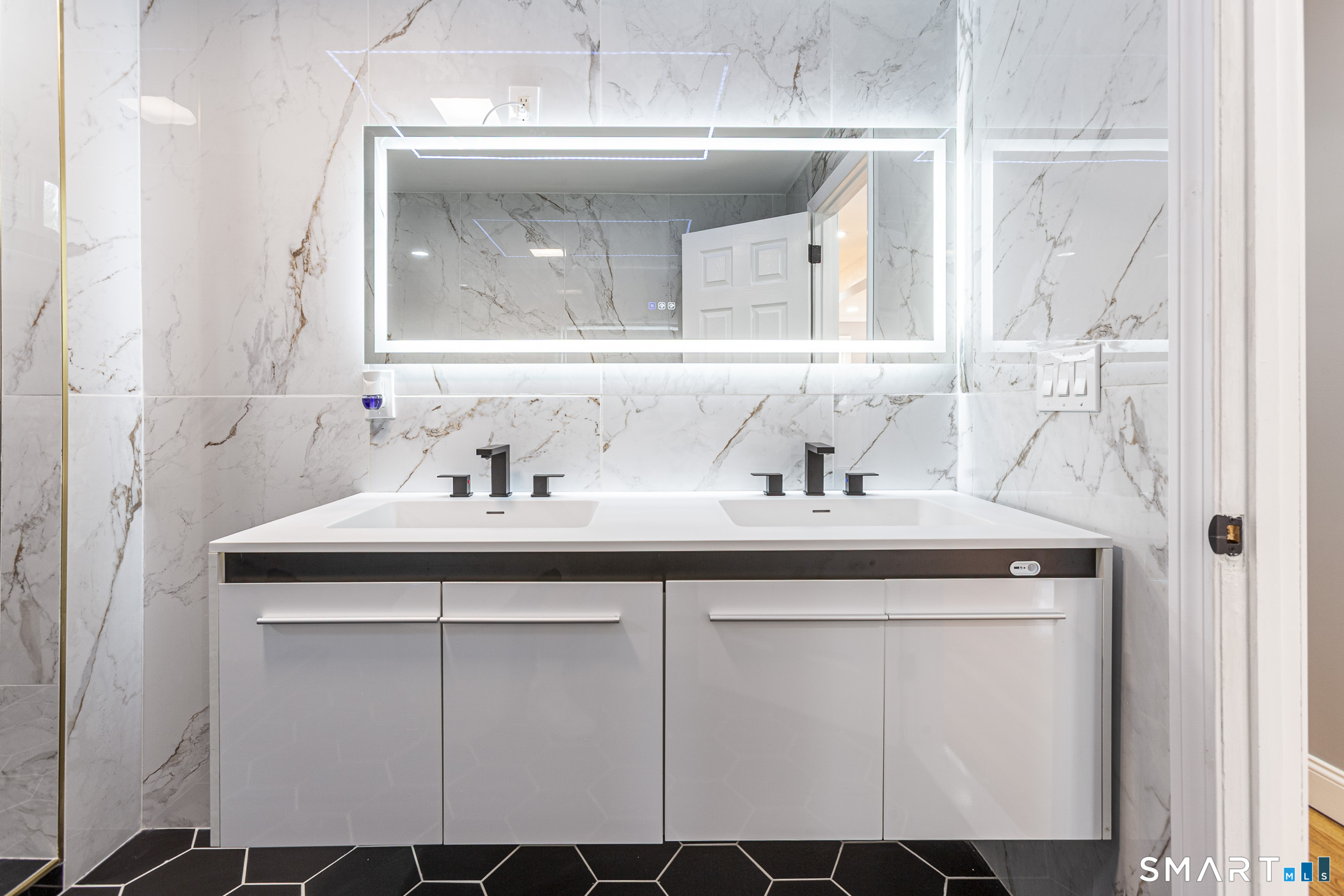 83 Olcott Street Manchester, CT 06040 - Photo 22 of 44