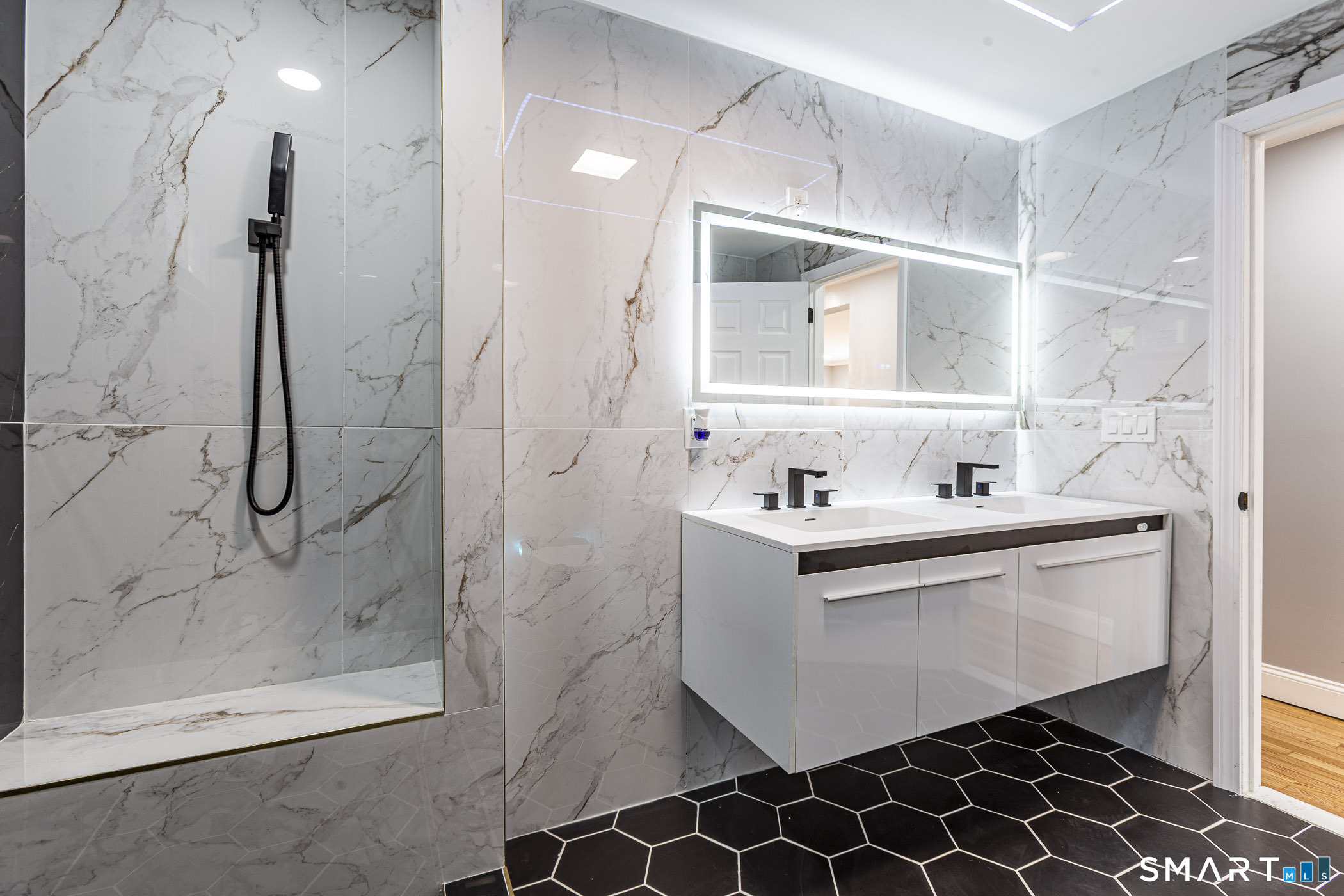 83 Olcott Street Manchester, CT 06040 - Photo 23 of 44