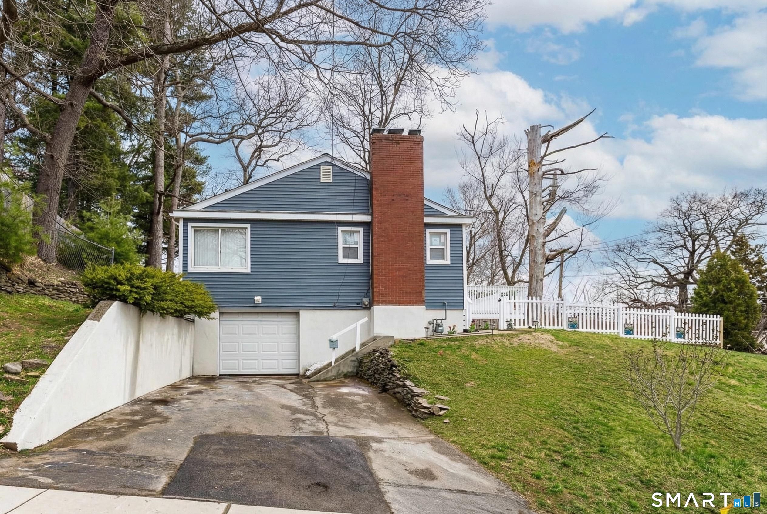 83 Olcott Street Manchester, CT 06040 - Photo 7 of 44