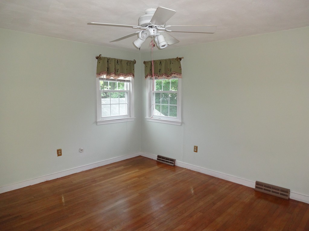 10 Robert Road Hudson, MA 01749 - Photo 6 of 8