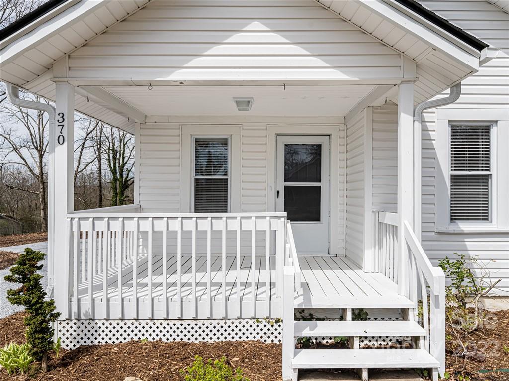 370 Loop Road Hendersonville, NC 28792 - Photo 3 of 29 Gallery Image 3
