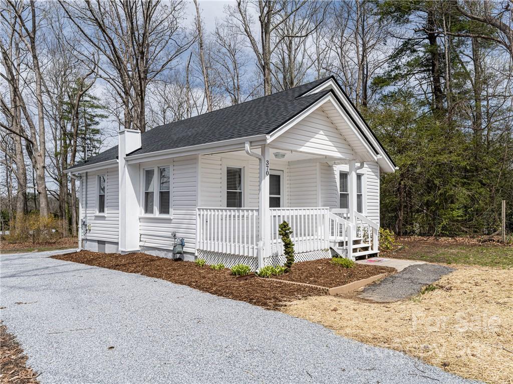 370 Loop Road Hendersonville, NC 28792 - Photo 4 of 29 Gallery Image 4