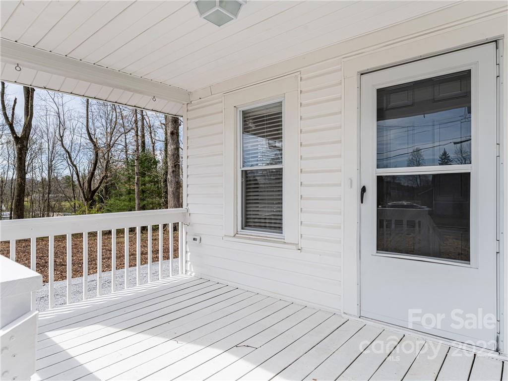 370 Loop Road Hendersonville, NC 28792 - Photo 5 of 29 Gallery Image 5