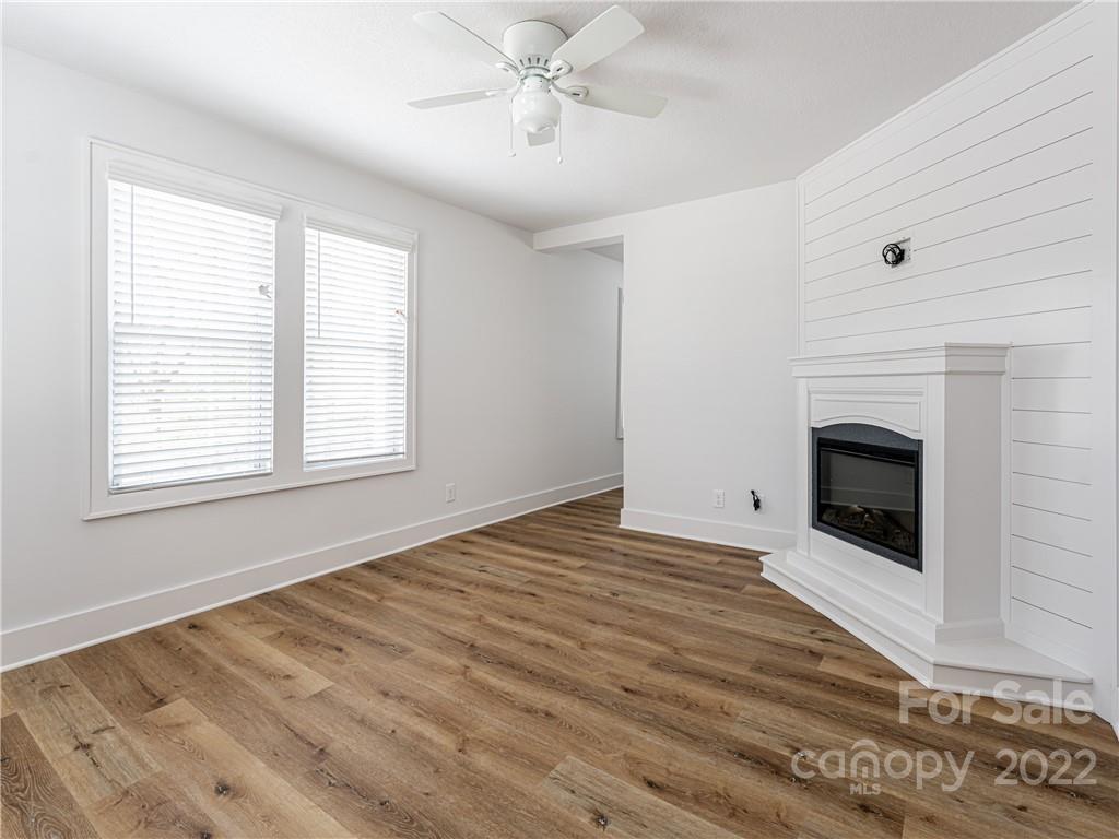 370 Loop Road Hendersonville, NC 28792 - Photo 7 of 29 Gallery Image 7