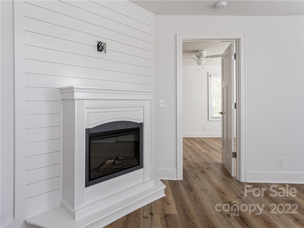 370 Loop Road Hendersonville, NC 28792 - Photo 9 of 29 Gallery Image 9