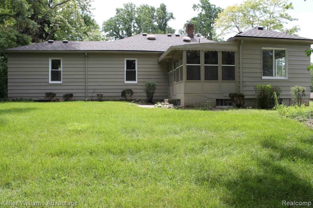 4108 Crocus Road Waterford, MI 48328 - Photo 20 of 26 Back Exterior 1.jpg