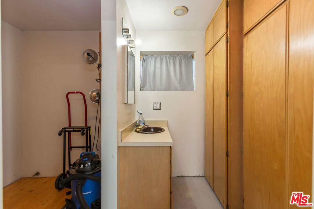 4620 Cover Street Riverside, CA 92506 - Photo 38 of 42 a bathroom with a sink toilet and shower
