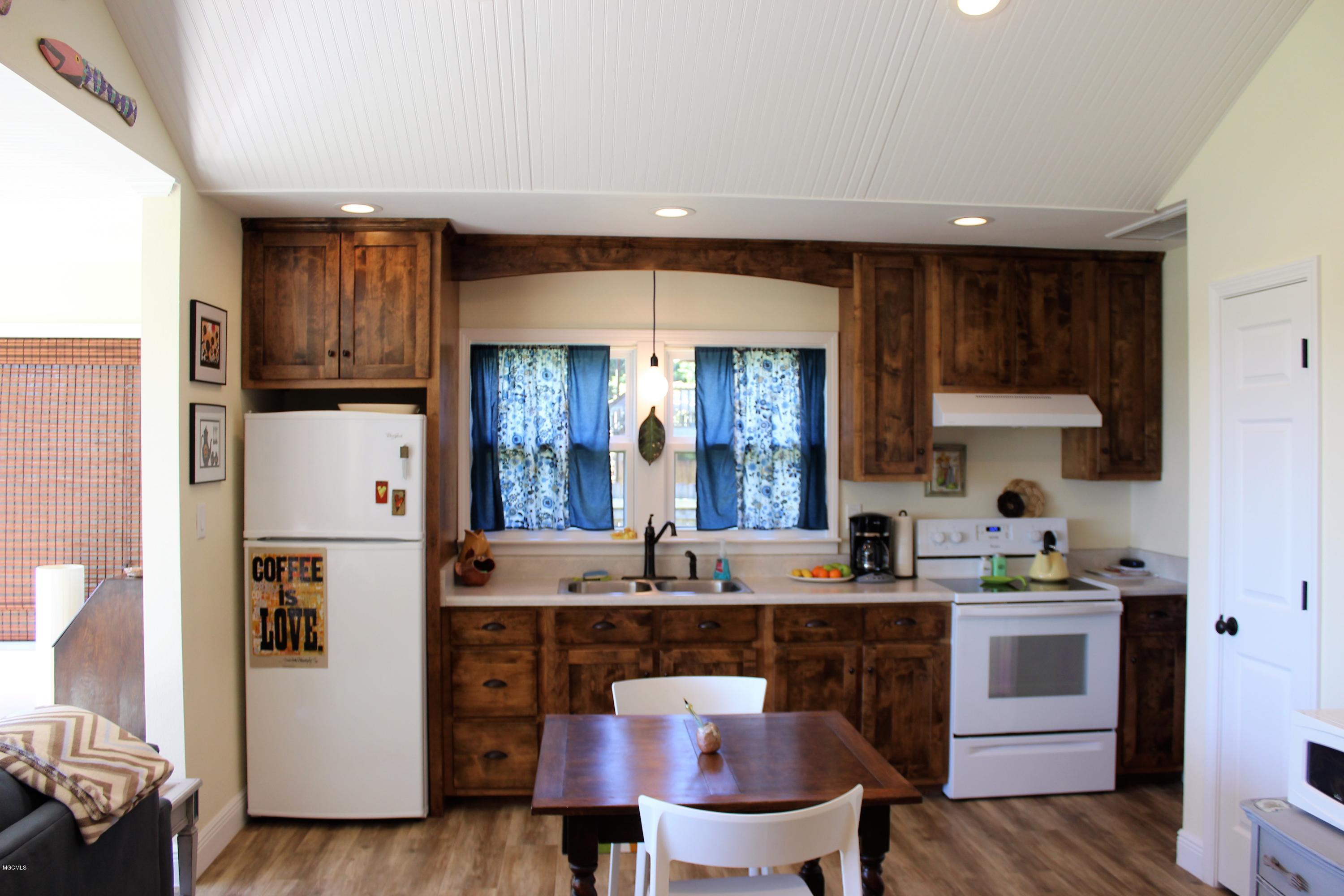 7524 Bluff Point Road Gautier, MS 39553 - Photo 10 of 16 Kitchen